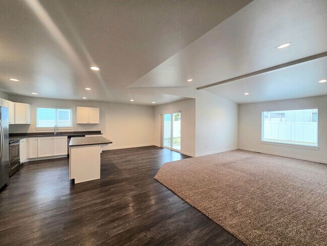 Building Photo - Newer Rambler in Mary Hill Estates!