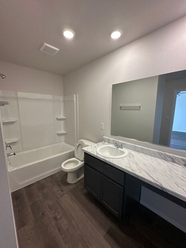 Building Photo - Preleasing Now Through 8/29! — Don’t Miss This Modern 3 Bed / 2 Bath Home in Claremore!