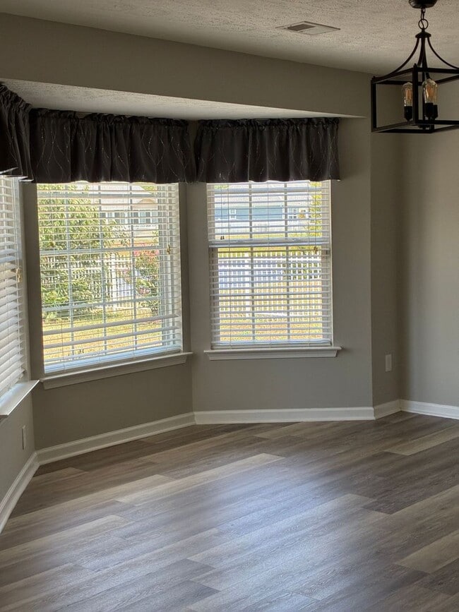 Building Photo - Walker Woods, large 4 BD and 2.5 BA