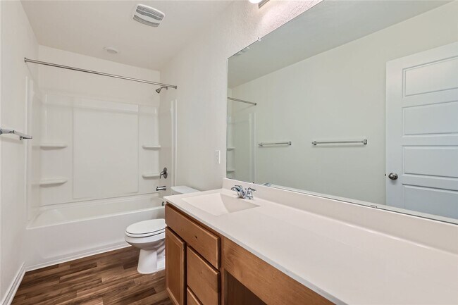 Building Photo - 4 Bedroom 2.5 Bathrooms! Loft and Office! ...
