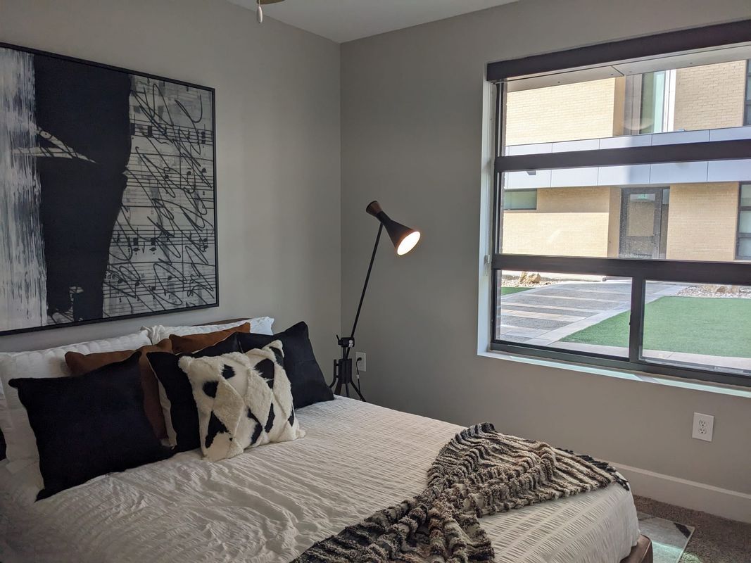 Building Photo - 1300 E Riverside Dr