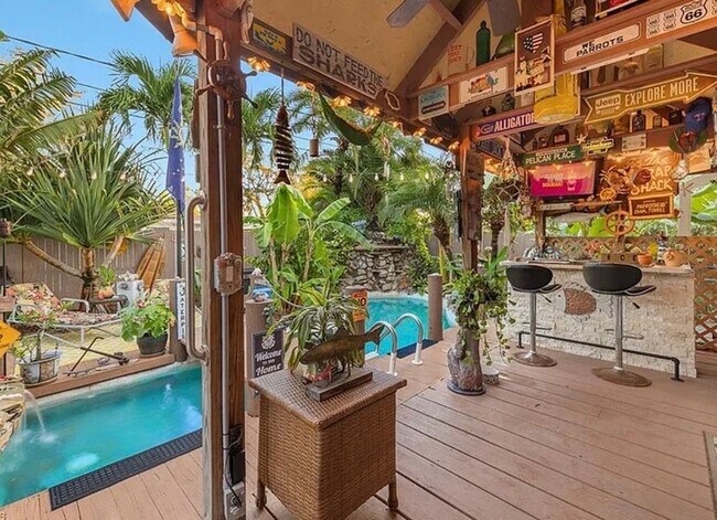 Building Photo - Charming 3-bedroom, 2-bath pool home available for move-in at the end of June.
