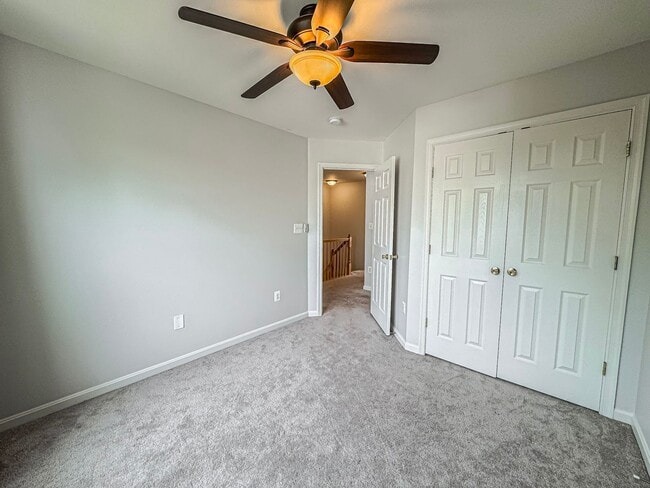 Building Photo - Gorgeous 3 Bed 2.5 Bath Interior Townhome ...