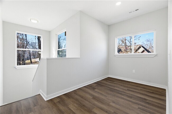 Building Photo - 20 Bobwith Ln
