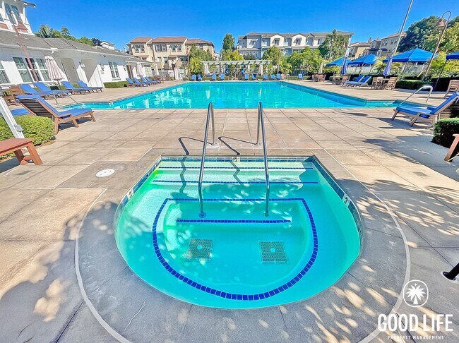 Building Photo - Beautifully Maintained Townhome in Pristine St Cloud Community