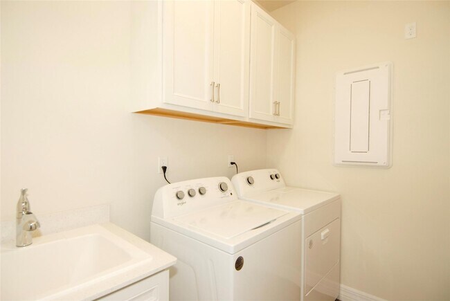 Building Photo - 4628 Pinehurst Trl E