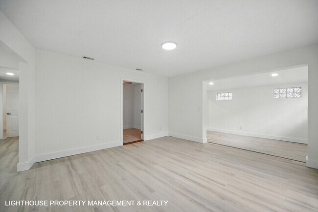 Building Photo - Renovated 3 Bed/2 Bath Home with Den & Off...