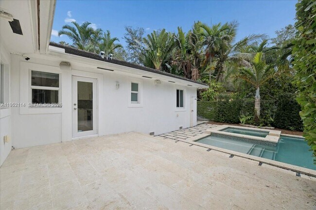 Building Photo - 2910 Calusa St