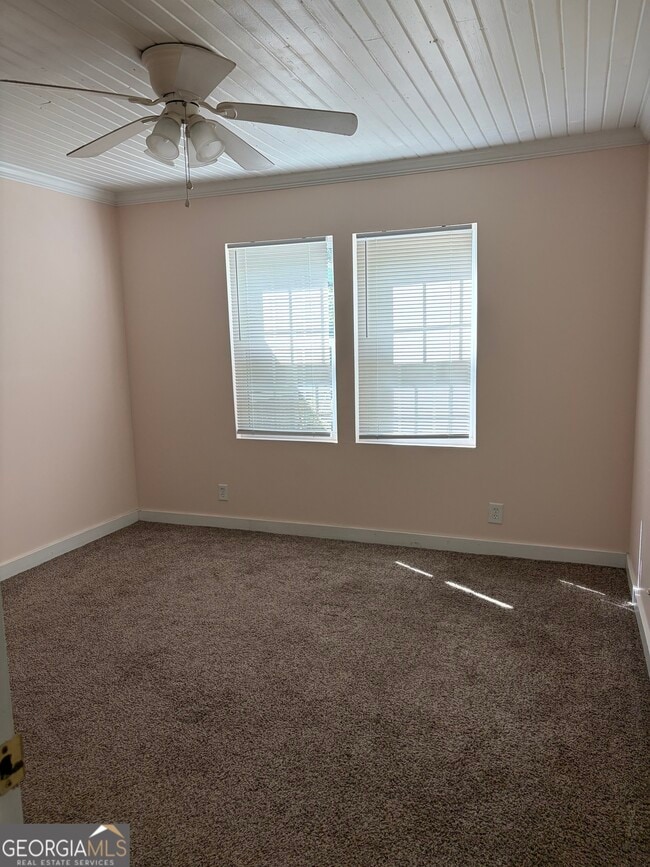 Building Photo - 102 W Grady Ave