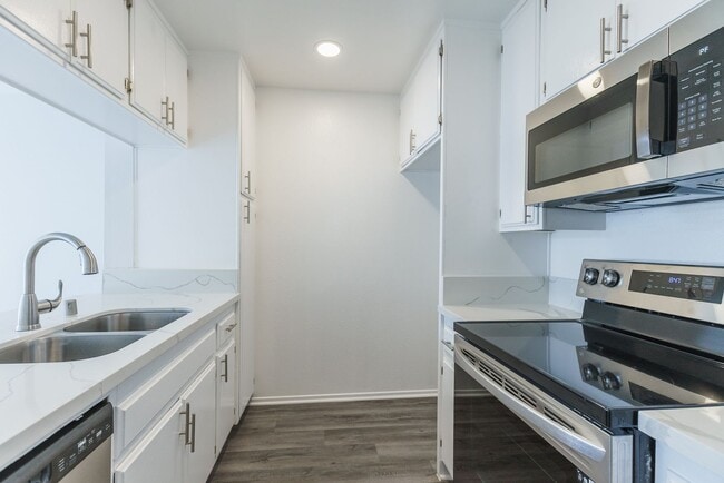 Interior Photo - 245 South Serrano Ave