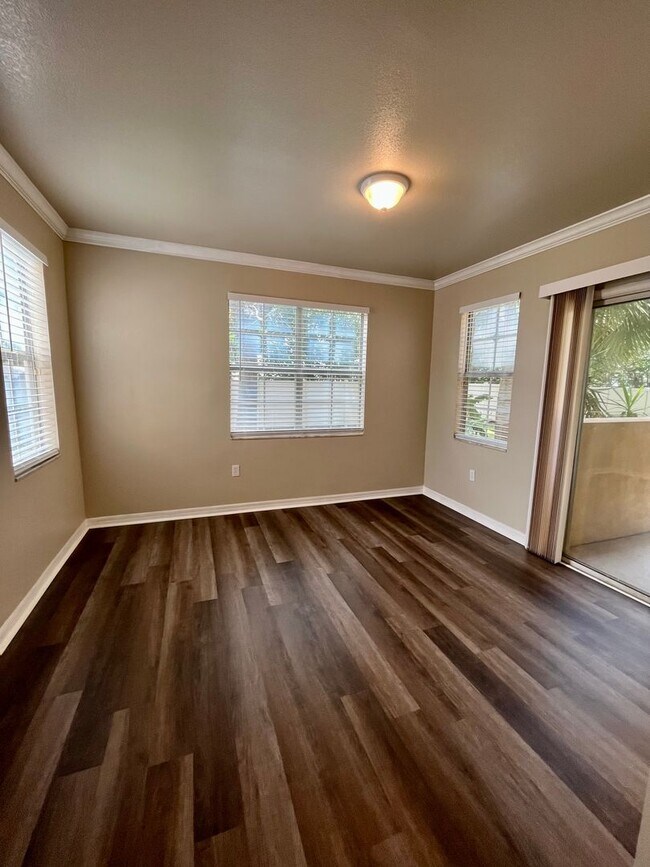 Building Photo - 3/2 unit becoming available June 1st for an annual lease