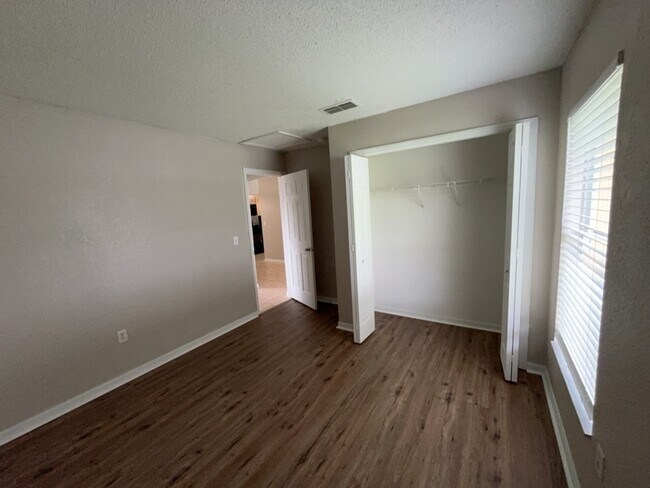 Building Photo - 261 Kings Pond Ave