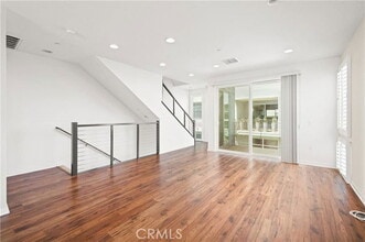 Building Photo - 1533 Sullivan Ave