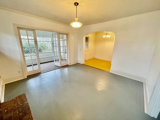 Building Photo - R0445