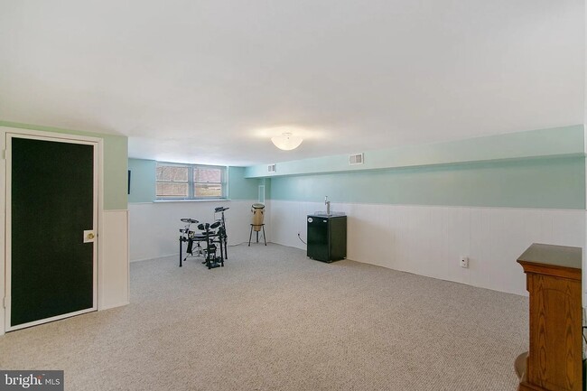 Building Photo - 933 Elm Rd