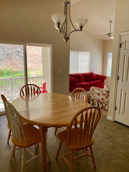 Building Photo - 1015 Canyon Meadow Dr