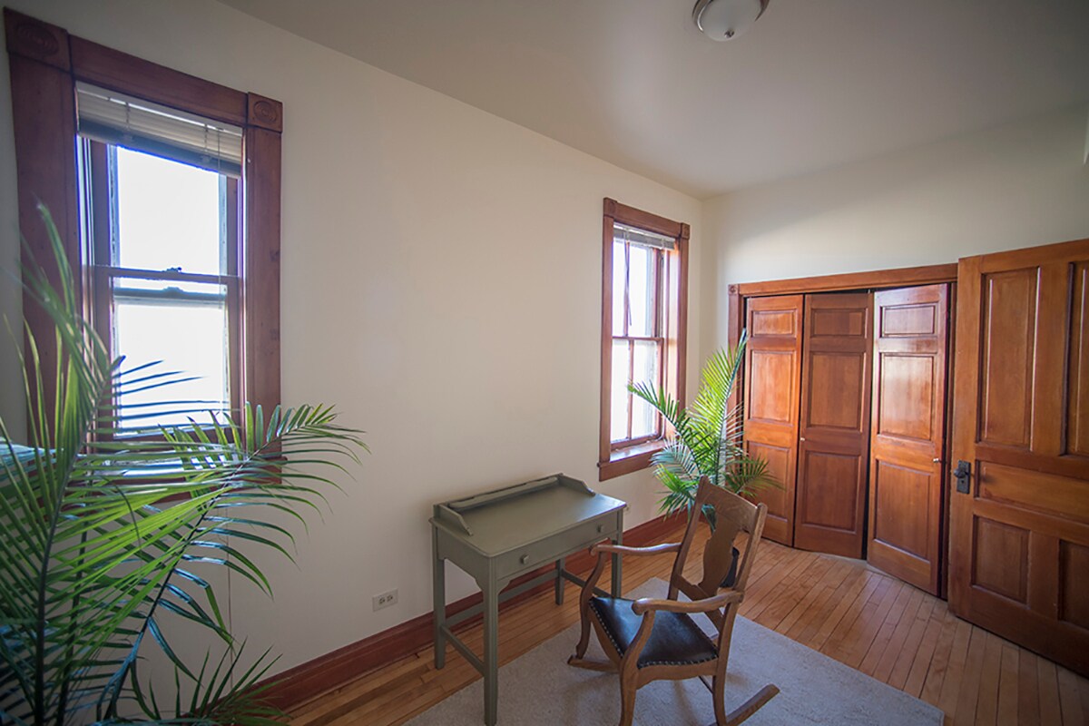 Building Photo - 952 N Hoyne Ave