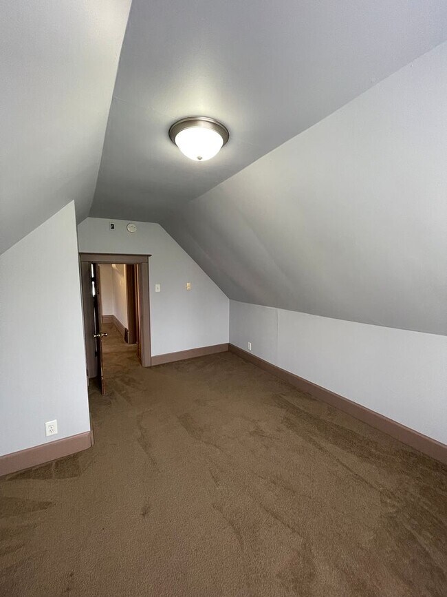 Building Photo - Three Bedroom Home in Kalamazoo