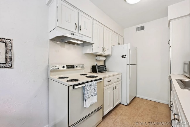 Building Photo - 6814 S Toledo Ave