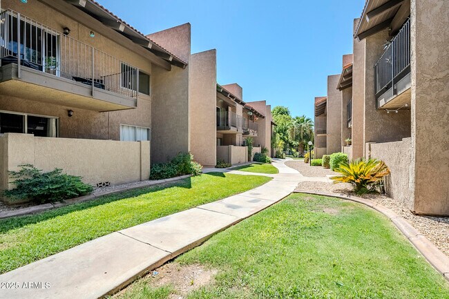 Building Photo - 5525 E Thomas Rd