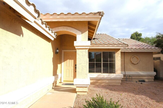 Building Photo - 1130 W Raven Dr