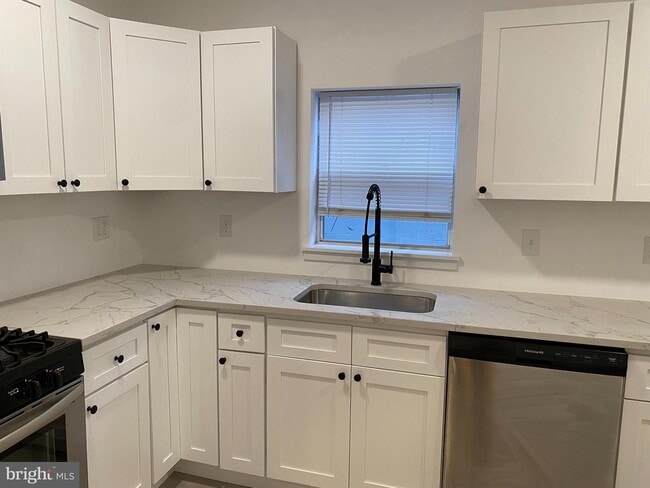 Building Photo - 1936 McClellan St