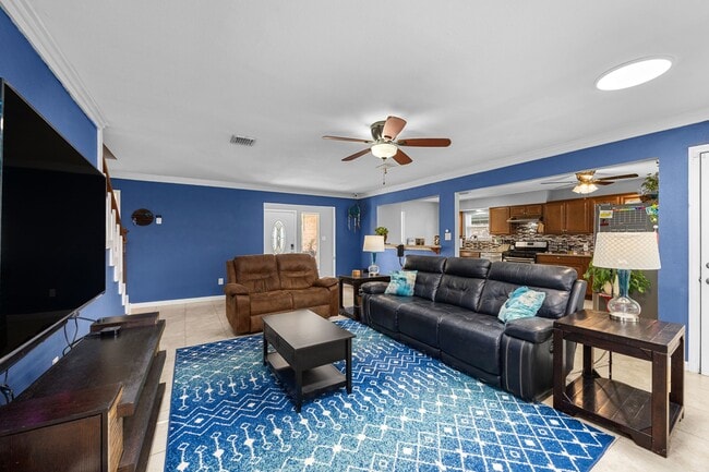 Building Photo - 6514 Vialinda Dr