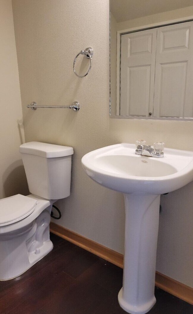 Building Photo - 2 Bedroom in the Heart of Poulsbo