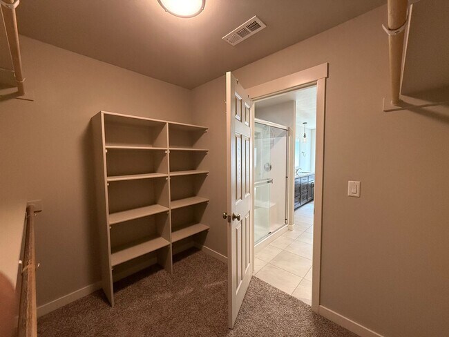 Building Photo - Beautiful Three Bedroom in Pasco Near Chiawana High School