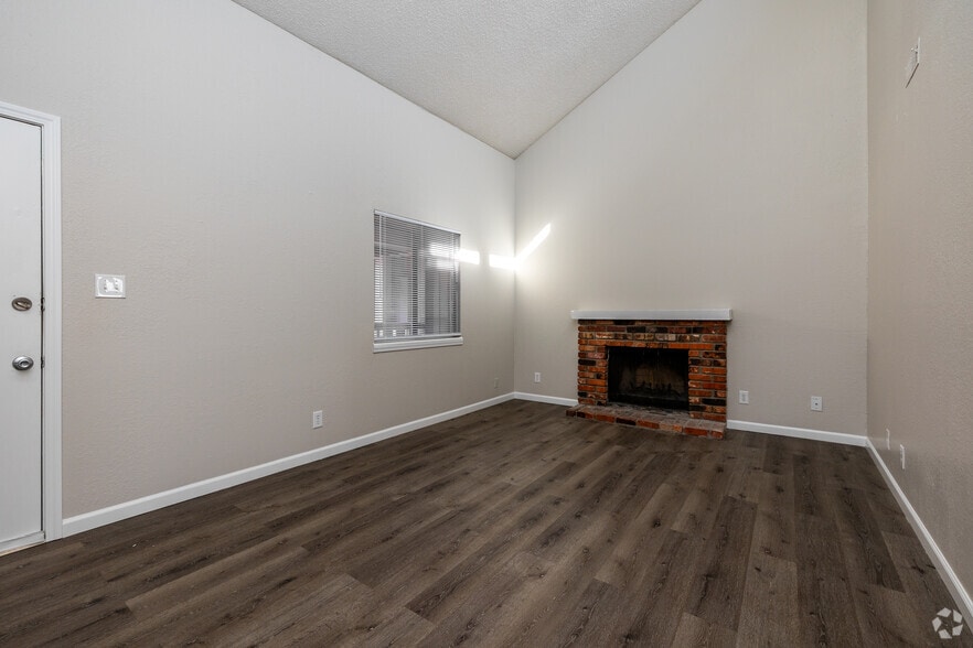 1BR, 1BA - 585SF - Living Room with Vaulted Ceilings - Harrison Street Apartments