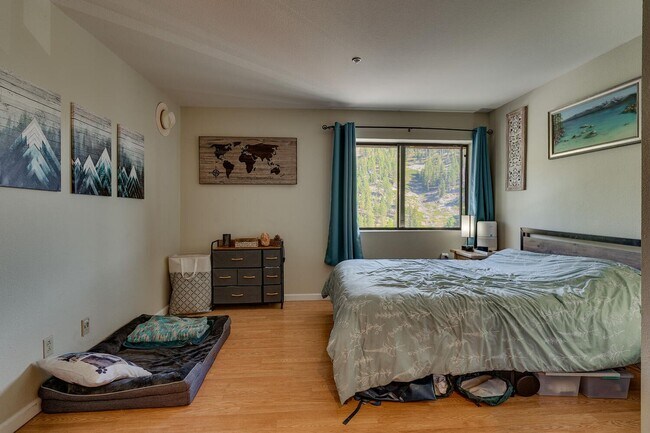 Building Photo - Updated condo with lakeviews