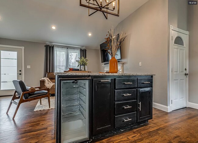 Building Photo - 2 Bed | 2 Bath in Midtown!