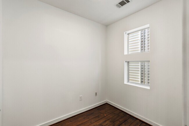 Building Photo - 349 Sydnor St