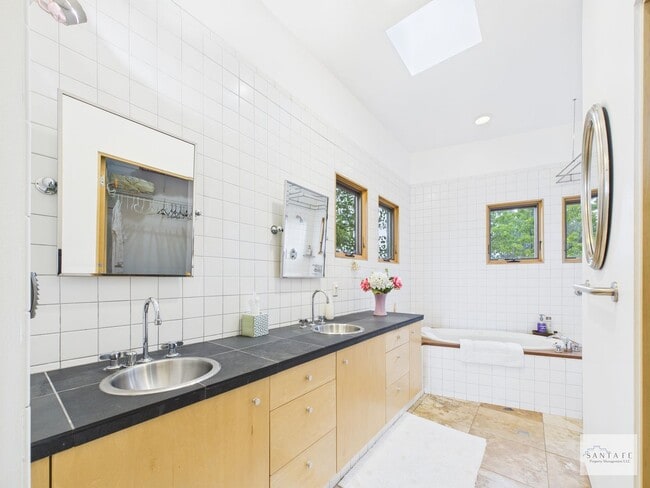 Building Photo - Stylish Home in Eldorado | Furnished or Un...