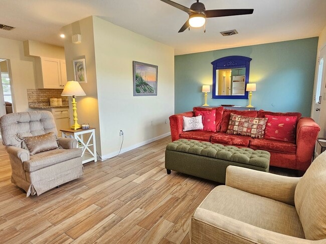 Building Photo - Seasonal Short-Term Pet Friendly 3 Bedroom 2 Bathroom Home in Venice East!