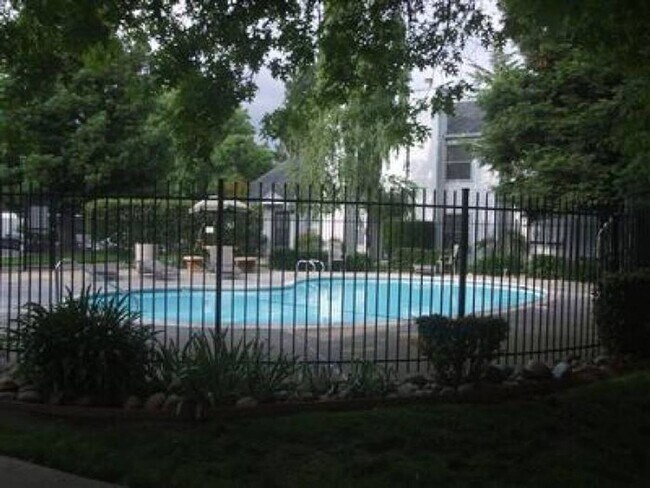 Building Photo - Rosemont Condo - Spacious & Updated 2-Bed, 1-Bath Condo with In-Unit Laundry!