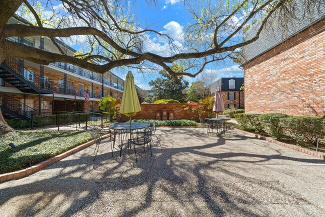 Building Photo - Chic 1-Bed Oasis with Pool & Walk-In Closets in Central San Antonio – $975/mo