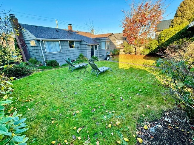 Building Photo - Large Mid-Century Charmer in Sunset Hill!