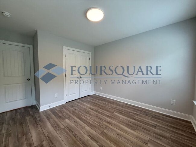 Building Photo - End-Unit Townhome with Fenced Yard, Washer/Dryer included & 2-Car Garage – Comfortable & Convenie...