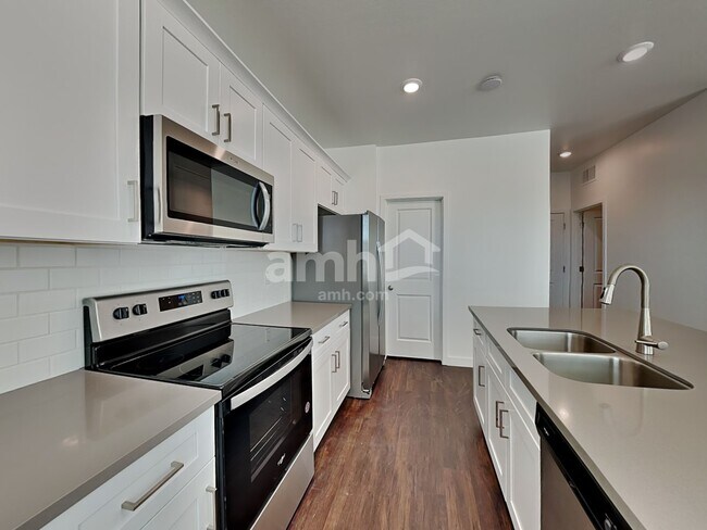 Building Photo - 8319 S 21st Dr