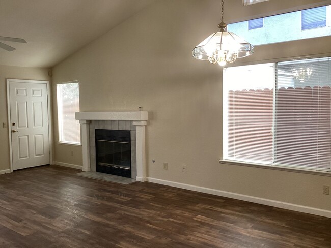 Building Photo - 3 Bedroom Home in Elk Grove