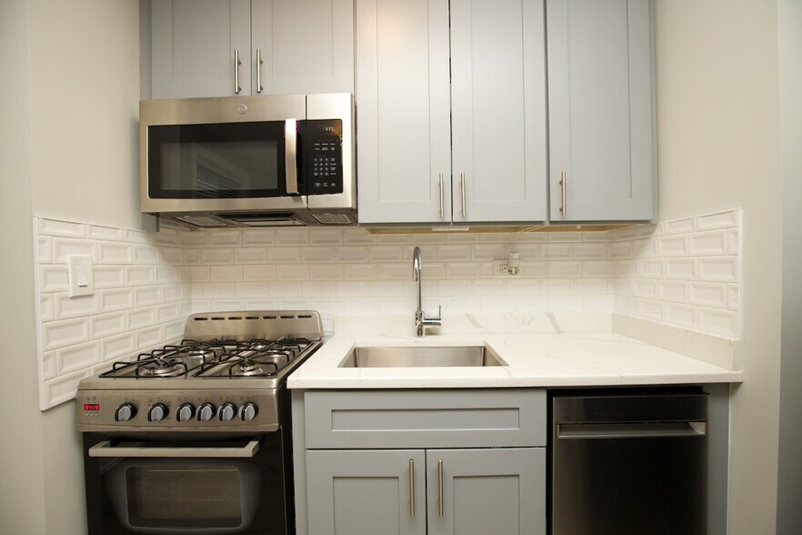 Building Photo - 545 W Belmont Ave