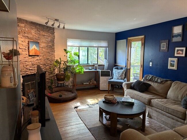 Building Photo - Bright and Sunny 2-Bedroom/2-Bathroom for ...