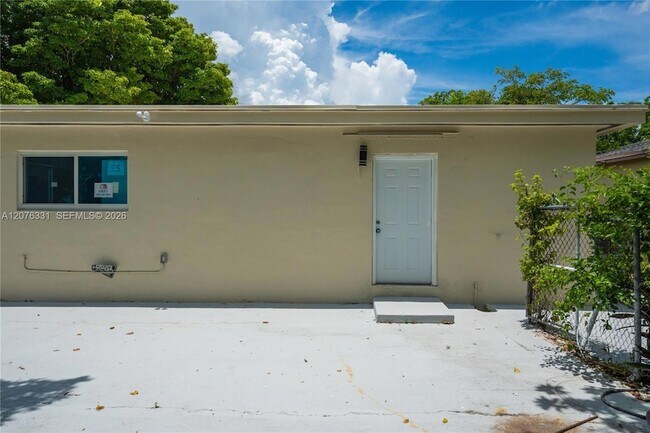 Building Photo - 1701 NW 19th Ave