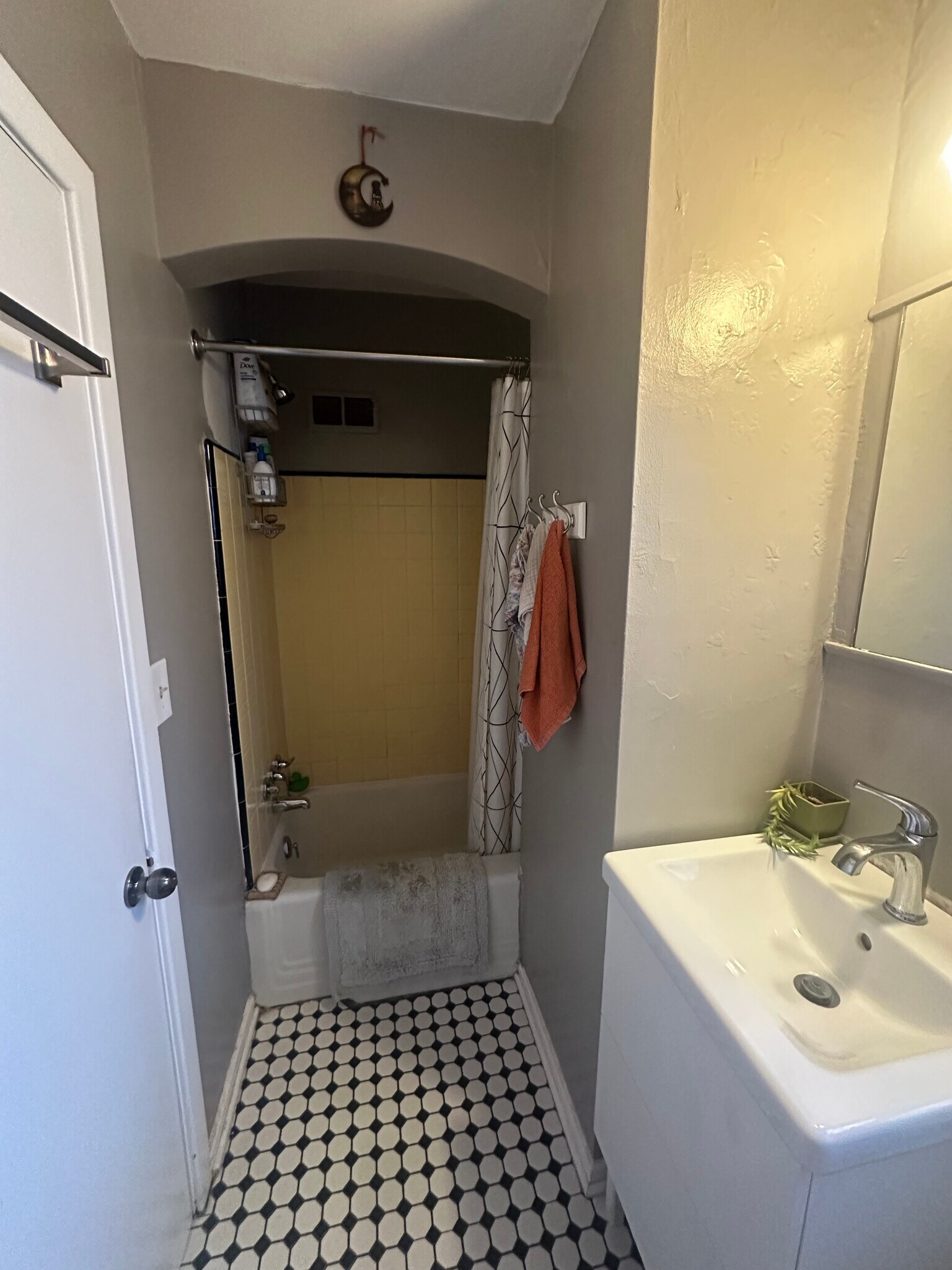 bathroom - 310 W Lakeside St