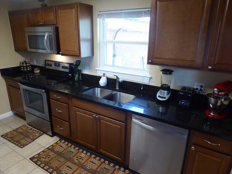 Kitchen - 461 Pepper Mill Ln