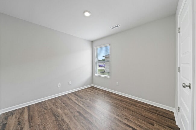 Building Photo - 209 Clear Creek Dr