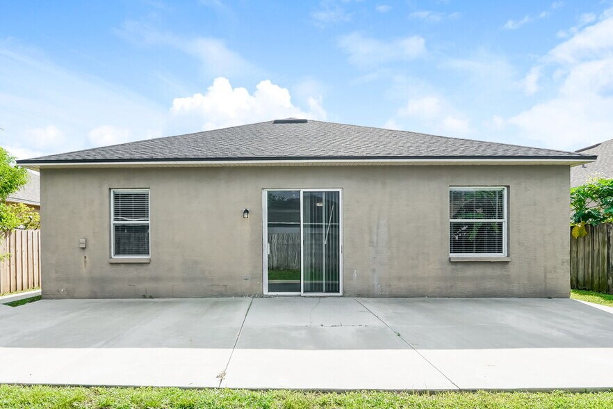 Building Photo - 7409 Sade St