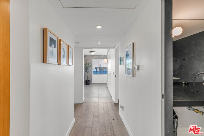 Building Photo - 7135 Hollywood Blvd