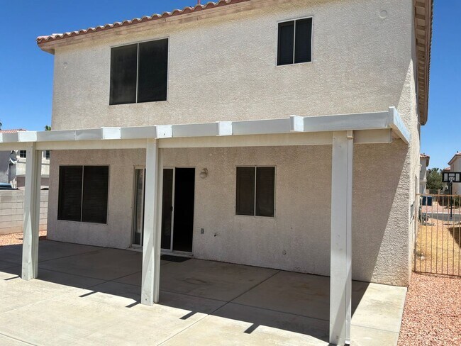 Building Photo - 2 Story 4 bedrooms 2.5 Bathrooms 2 car garage.